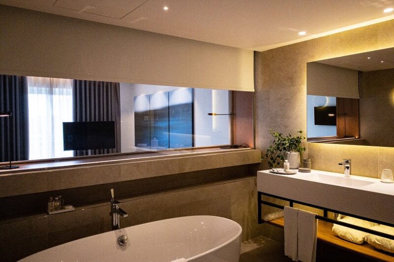 Onyria Quinta da Marinha Hotel room bathroom