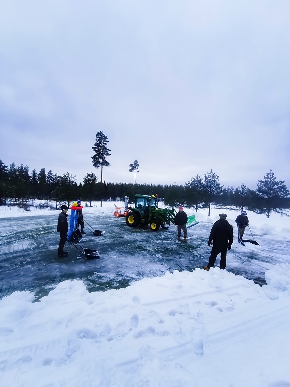 Hirsala Golf in winter time cleaning the ice