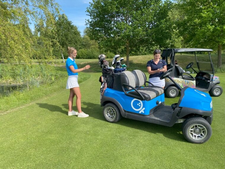 IOTee golf cart fleet with golfers