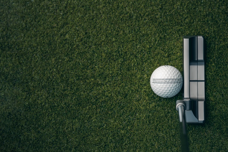 Titleist Pro V1 golf ball with a putter_Enhanced_Alignment