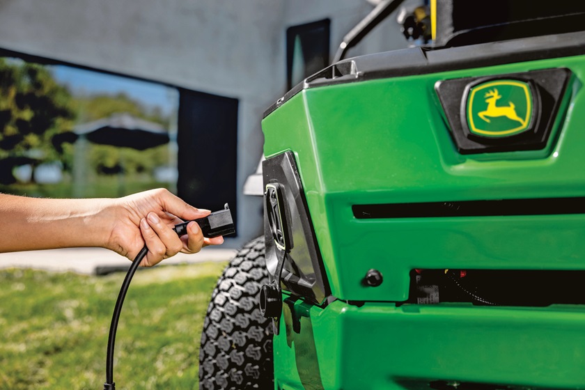 John Deere ZTrak_Z370R_electric_charging_05