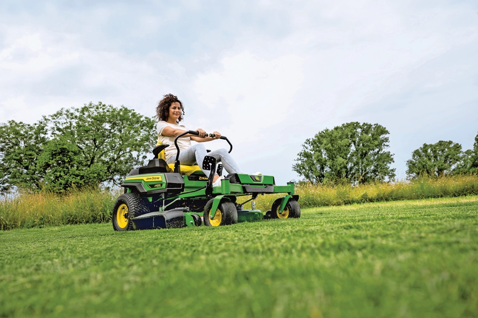 John Deere ZTrak_Z370R_electric_mowing_01