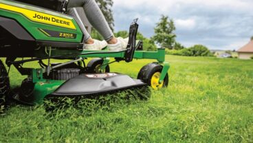 John Deere ZTrak_Z370R_electric_mowing_08