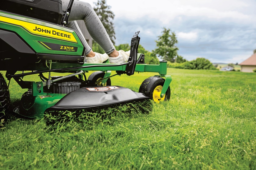 John Deere ZTrak_Z370R_electric_mowing_08