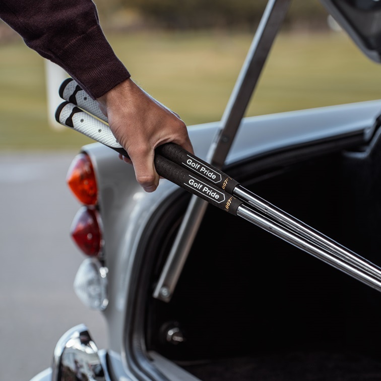 Golf Pride Goldfinger grips in the car